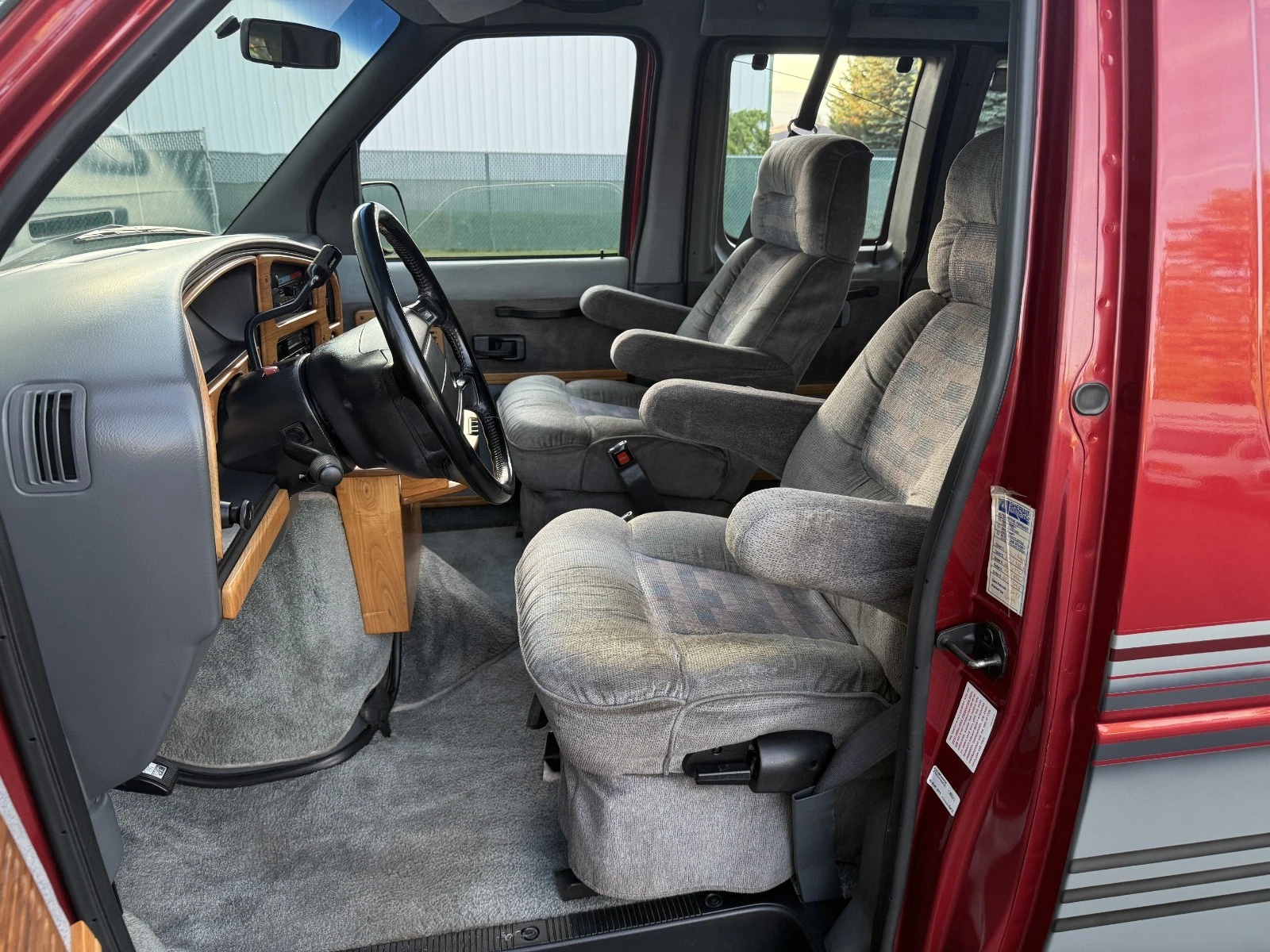 1996 Ford E-Series Van - Image 9